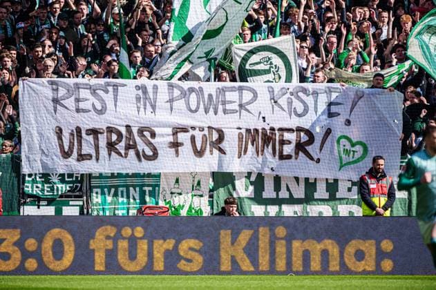 Banner Fans Ultras SV Werder Bremen fuer verstorbenen Fan vom FC St. Pauli GER, SV Werder Bremen vs. VfB Stuttgart, Fussball, Bundesliga, Spieltag 30, Spielzeit 2023 24, 21.04.2024 DFL REGULATIONS PROHIBIT ANY USE OF PHOTOGRAPHS AS IMAGE SEQUENCES AND OR QUASI-VIDEO GER, SV Werder Bremen vs. VfB Stuttgart, Fussball, Bundesliga, Spieltag 30, Spielzeit 2023 24, 21.04.2024 Bremen