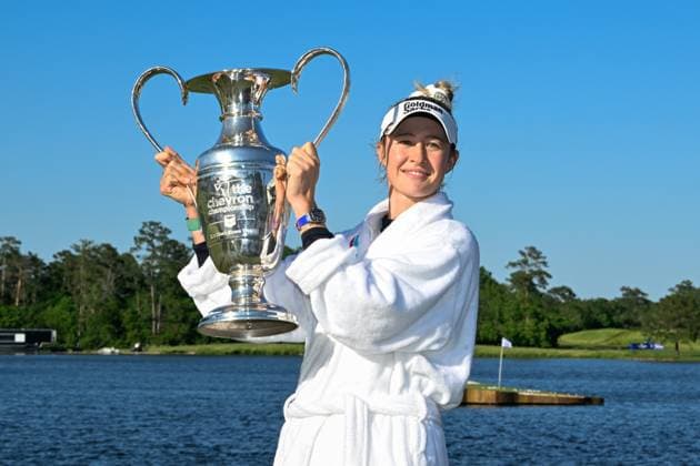 THE WOODLANDS, TX - APRIL 21: Nelly Korda (USA) holds the trophy for winning the Chevron Championship at The Club at Carlton Woods on April 21, 2024 in The Woodlands, Texas. (Photo by Ken Murray Icon Sportswire) GOLF: APR 21 LPGA, Golf Damen The Chevron Championship EDITORIAL USE ONLY Icon240421076