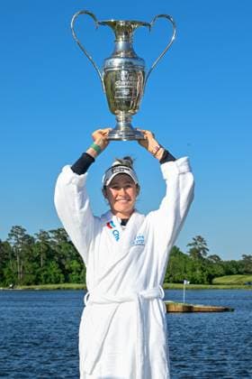 THE WOODLANDS, TX - APRIL 21: Nelly Korda (USA) holds the trophy for winning the Chevron Championship at The Club at Carlton Woods on April 21, 2024 in The Woodlands, Texas. (Photo by Ken Murray Icon Sportswire) GOLF: APR 21 LPGA, Golf Damen The Chevron Championship EDITORIAL USE ONLY Icon240421077