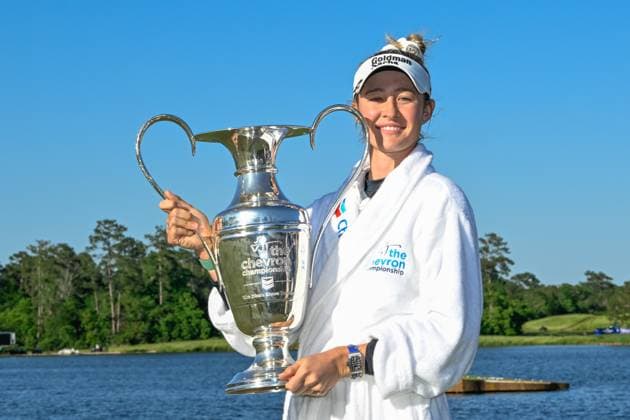 THE WOODLANDS, TX - APRIL 21: Nelly Korda (USA) holds the trophy for winning the Chevron Championship at The Club at Carlton Woods on April 21, 2024 in The Woodlands, Texas. (Photo by Ken Murray Icon Sportswire) GOLF: APR 21 LPGA, Golf Damen The Chevron Championship EDITORIAL USE ONLY Icon240421078