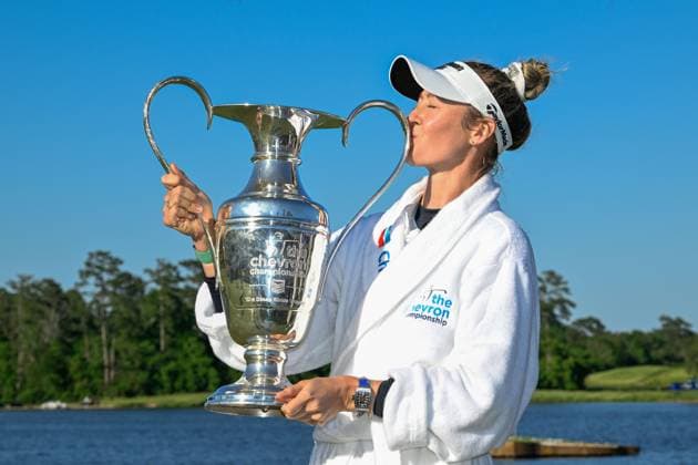 THE WOODLANDS, TX - APRIL 21: Nelly Korda (USA) holds the trophy for winning the Chevron Championship at The Club at Carlton Woods on April 21, 2024 in The Woodlands, Texas. (Photo by Ken Murray Icon Sportswire) GOLF: APR 21 LPGA, Golf Damen The Chevron Championship EDITORIAL USE ONLY Icon240421080