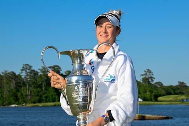 THE WOODLANDS, TX - APRIL 21: Nelly Korda (USA) holds the trophy for winning the Chevron Championship at The Club at Carlton Woods on April 21, 2024 in The Woodlands, Texas. (Photo by Ken Murray Icon Sportswire) GOLF: APR 21 LPGA, Golf Damen The Chevron Championship EDITORIAL USE ONLY Icon240421081