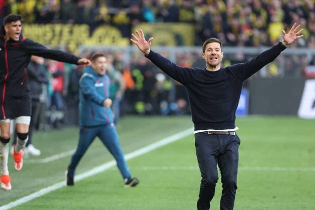 Sport Themen der Woche KW16 Sport Bilder des Tages 1. Bundesliga - Borussia Dortmund - Bayer 04 Leverkusen am 21.04.2024 im Signal Iduna Park in Dortmund Trainer Xabi Alonso (Leverkusen) jubelt über das Tor von Josip Stanisic (Leverkusen 2) zum 1 zu 1 später Ausgleich *** 1 Bundesliga Borussia Dortmund Bayer 04 Leverkusen on 21 04 2024 at Signal Iduna Park in Dortmund Coach Xabi Alonso Leverkusen celebrates Josip Stanisics goal Leverkusen 2 to equalize 1 - 1 later MH