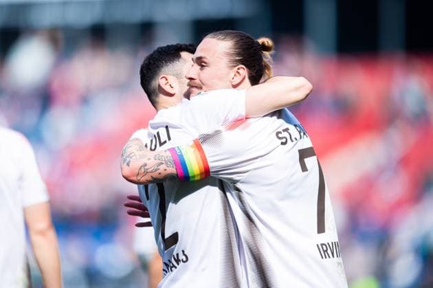 21.04.2024 - Fußball, 2023 2024, 1. Bundesliga, 30. Spieltag, Hannover 96 - FC St. Pauli: (L-R) Manolis Saliakas (Pauli), Jackson Irvine (Pauli) DFL REGULATIONS PROHIBIT ANY USE OF PHOTOGRAPHS AS IMAGE SEQUENCES AND OR QUASI-VIDEO.