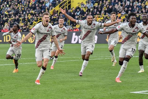 Bilder des Jahres 2024, Sport 04 April Sport Themen der Woche KW16 1. Bundesliga - Borussia Dortmund - Bayer 04 Leverkusen am 21.04.2024 im Signal Iduna Park in Dortmund Jubel, Torjubel, Torschuetze, Torschütze Josip Stanisic (Leverkusen 2) jubelt nach seinem Tor zum 1 zu 1 mit der Mannschaft , hier mit Jeremie Frimpong (Leverkusen 30) , Granit Xhaka (Leverkusen 34) , Jonathan Tah (Leverkusen 4) , Patrick Schick (Leverkusen 14) , Edmond Tapsoba (Leverkusen 12) , Victor Boniface (Leverkusen 22) *** 1 Bundesliga Borussia Dortmund Bayer 04 Leverkusen on 21 April 2024 at Signal Iduna Park in Dortmund Cheering, goal celebration, goal scorer, goal scorer Josip Stanisic Leverkusen 2 celebrates with the team after his goal to make it 1 - 1 , here with Jeremie Frimpong Leverkusen 30 , Granit Xhaka Leverkusen 34 , Jonathan Tah Leverkusen 4 , Patrick Schick Leverkusen 14 , Edmond Tapsoba Leverkusen 12 , Victor Boniface Leverkusen 22 MH