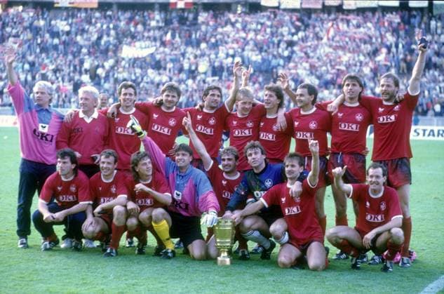 Archivbilder der Woche SPORT KW17 DFB Pokalfinale 1990 SV Werder Bremen - 1. FC Kaiserslautern 2:3 am 19.05.1990 in Berlin Siegermannschaft 1. FC Kaiserslautern mit Pokal. Stehend von links : Co-Tr. Hollmann, Trainer Karl Heinz Feldkamp, Markus Schupp, Roger Lutz, Bruno Labbadia, Frank Lelle, Franco Foda, Gregorz Wierzik, Kaj Friednann und Reinhard Stumpf. Unten von links: Herbert Hoos, Axel Roos, Uwe Scherr, ET Michael Serr, Stefan Kuntz, Torwart Gerald Ehrmann, Demir Hotic und Thomas Dooley *** DFB Cup Final 1990 SV Werder Bremen 1 FC Kaiserslautern 2 3 on 19 05 1990 in Berlin Winning team 1 FC Kaiserslautern with trophy Standing from left Co Tr Hollmann, coach Karl Heinz Feldkamp, Markus Schupp, Roger Lutz, Bruno Labbadia, Frank Lelle, Franco Foda, Gregorz Wierzik, Kaj Friednann and Reinhard Stumpf Bottom from left Herbert Hoos, Axel Roos, Uwe Scherr, ET Michael Serr, Stefan Kuntz, goalkeeper Gerald Ehrmann, Demir Hotic and Thomas Dooley HM