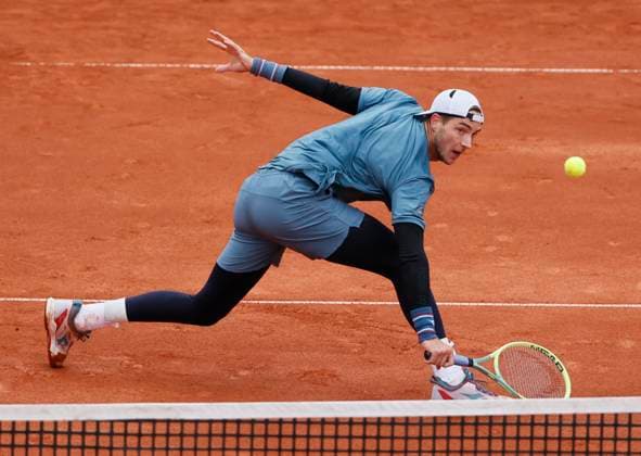 (240422) -- MUNICH, April 22, 2024 -- Jan-Lennard Struff hits a return during the men s singles final between Taylor Fritz of the United States and Jan-Lennard Struff of Germany at the BMW Open 2024 tennis tournament in Munich, Germany, April 21, 2024. (Photo by Xinhua) (SP)GERMANY-MUNICH-TENNIS-BMW OPEN-MEN S SINGLES-FINAL PhilippexRuiz 