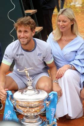 Barcelona Open Banc Sabadell 2024 - Day Seven Casper Ruud is celebrating his victory at the Barcelona Open Banc Sabadell with his wife, Maria Galligani, in Barcelona, Spain, on April 21, 2024. Barcelona Barcelona Spain  Copyright: xUrbanandsportx originalFilename:urbanandsport-barcelon240421_npQMp.jpg