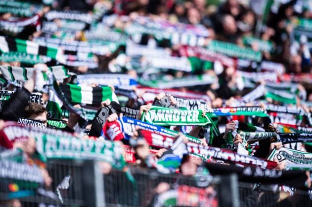 21.04.2024 - Fußball, 2023 2024, 1. Bundesliga, 30. Spieltag, Hannover 96 - FC St. Pauli: Fans (Hannover) bei der Hymne mit Schals DFL REGULATIONS PROHIBIT ANY USE OF PHOTOGRAPHS AS IMAGE SEQUENCES AND OR QUASI-VIDEO. *** 21 04 2024 Soccer, 2023 2024, 1 Bundesliga, Matchday 30, Hannover 96 FC St Pauli Fans Hannover during the anthem with scarves DFL REGULATIONS PROHIBIT ANY USE OF PHOTOGRAPHS AS IMAGE SEQUENCES AND OR QUASI VIDEO
