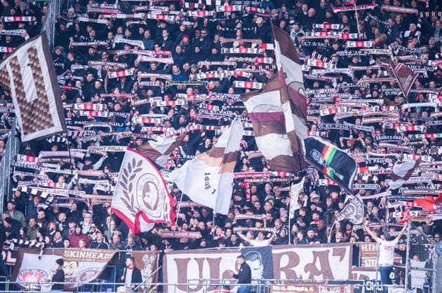 21.04.2024 - Fußball, 2023 2024, 1. Bundesliga, 30. Spieltag, Hannover 96 - FC St. Pauli: Fans (Pauli) mit Schals DFL REGULATIONS PROHIBIT ANY USE OF PHOTOGRAPHS AS IMAGE SEQUENCES AND OR QUASI-VIDEO.