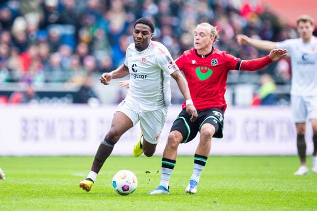 21.04.2024 - Fußball, 2023 2024, 1. Bundesliga, 30. Spieltag, Hannover 96 - FC St. Pauli: (L-R) Oladapo Afolayan (Pauli), Lars Gindorf (Hannover) DFL REGULATIONS PROHIBIT ANY USE OF PHOTOGRAPHS AS IMAGE SEQUENCES AND OR QUASI-VIDEO.