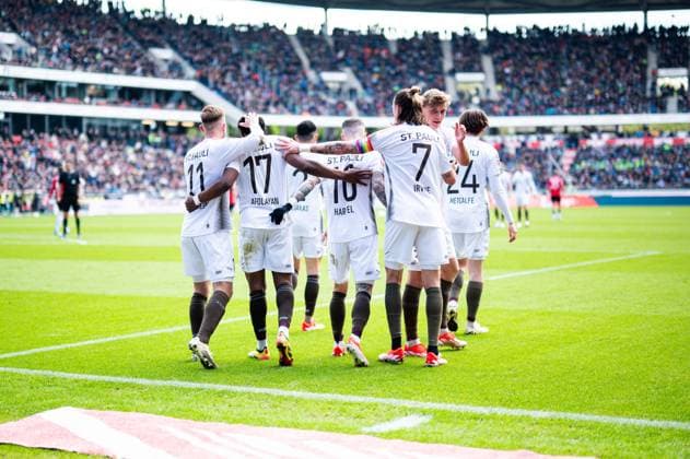 21.04.2024 - Fußball, 2023 2024, 1. Bundesliga, 30. Spieltag, Hannover 96 - FC St. Pauli: Jubeltraube nach dem Tor zum 0:1 von (2L) Oladapo Afolayan (Pauli), (L) Johannes Eggestein (Pauli), (M-R) Marcel Hartel (Pauli), Jackson Irvine (Pauli), Aljoscha Kemlein (Pauli) DFL REGULATIONS PROHIBIT ANY USE OF PHOTOGRAPHS AS IMAGE SEQUENCES AND OR QUASI-VIDEO.