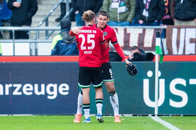 21.04.2024 - Fußball, 2023 2024, 1. Bundesliga, 30. Spieltag, Hannover 96 - FC St. Pauli: (L-R) Lars Gindorf (Hannover) jubelt nach seinem Tor zum 1:1 mit Nicolo Tresoldi (Hannover) DFL REGULATIONS PROHIBIT ANY USE OF PHOTOGRAPHS AS IMAGE SEQUENCES AND OR QUASI-VIDEO.