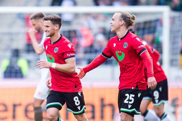 21.04.2024 - Fußball, 2023 2024, 1. Bundesliga, 30. Spieltag, Hannover 96 - FC St. Pauli: (R) Lars Gindorf (Hannover) jubelt nach seinem Tor zum 1:1 (L) Enzo Leopold (Hannover) DFL REGULATIONS PROHIBIT ANY USE OF PHOTOGRAPHS AS IMAGE SEQUENCES AND OR QUASI-VIDEO.