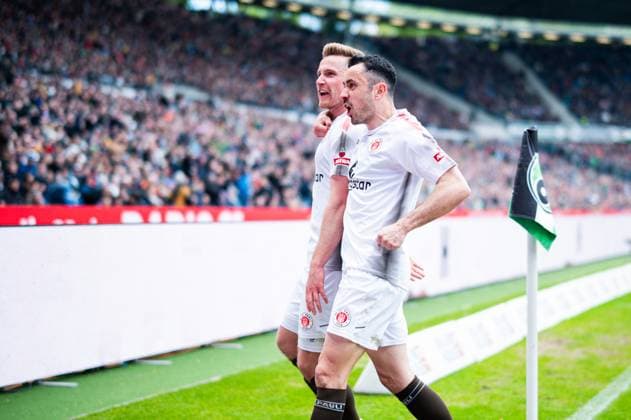 21.04.2024 - Fußball, 2023 2024, 1. Bundesliga, 30. Spieltag, Hannover 96 - FC St. Pauli: (L-R) Johannes Eggestein (Pauli) jubelt nach seinem Tor zum 1:2 mit Manolis Saliakas (Pauli) DFL REGULATIONS PROHIBIT ANY USE OF PHOTOGRAPHS AS IMAGE SEQUENCES AND OR QUASI-VIDEO.