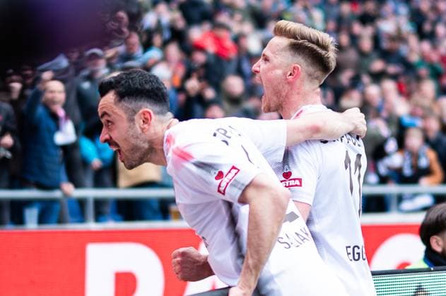 21.04.2024 - Fußball, 2023 2024, 1. Bundesliga, 30. Spieltag, Hannover 96 - FC St. Pauli: (R) Johannes Eggestein (Pauli) jubelt nach seinem Tor zum 1:2 mit (L) Manolis Saliakas (Pauli) DFL REGULATIONS PROHIBIT ANY USE OF PHOTOGRAPHS AS IMAGE SEQUENCES AND OR QUASI-VIDEO.