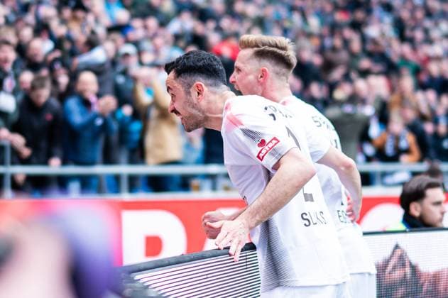 21.04.2024 - Fußball, 2023 2024, 1. Bundesliga, 30. Spieltag, Hannover 96 - FC St. Pauli: (R) Johannes Eggestein (Pauli) jubelt nach seinem Tor zum 1:2 mit (L) Manolis Saliakas (Pauli) DFL REGULATIONS PROHIBIT ANY USE OF PHOTOGRAPHS AS IMAGE SEQUENCES AND OR QUASI-VIDEO.