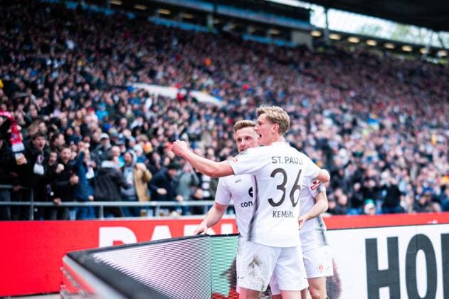 21.04.2024 - Fußball, 2023 2024, 1. Bundesliga, 30. Spieltag, Hannover 96 - FC St. Pauli: (L-R) Johannes Eggestein (Pauli) jubelt nach seinem Tor zum 1:2 mit Aljoscha Kemlein (Pauli) DFL REGULATIONS PROHIBIT ANY USE OF PHOTOGRAPHS AS IMAGE SEQUENCES AND OR QUASI-VIDEO.