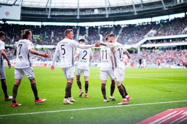 21.04.2024 - Fußball, 2023 2024, 1. Bundesliga, 30. Spieltag, Hannover 96 - FC St. Pauli: (L-R) Hauke Wahl (Pauli), Marcel Hartel (Pauli) jubeln nach dem Tor zum 1:2 von Johannes Eggestein (Pauli) DFL REGULATIONS PROHIBIT ANY USE OF PHOTOGRAPHS AS IMAGE SEQUENCES AND OR QUASI-VIDEO.