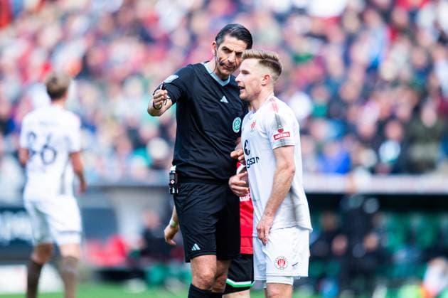 21.04.2024 - Fußball, 2023 2024, 1. Bundesliga, 30. Spieltag, Hannover 96 - FC St. Pauli: (L-R) Deniz Aytekin (Schiedsrichter), Johannes Eggestein (Pauli) DFL REGULATIONS PROHIBIT ANY USE OF PHOTOGRAPHS AS IMAGE SEQUENCES AND OR QUASI-VIDEO.
