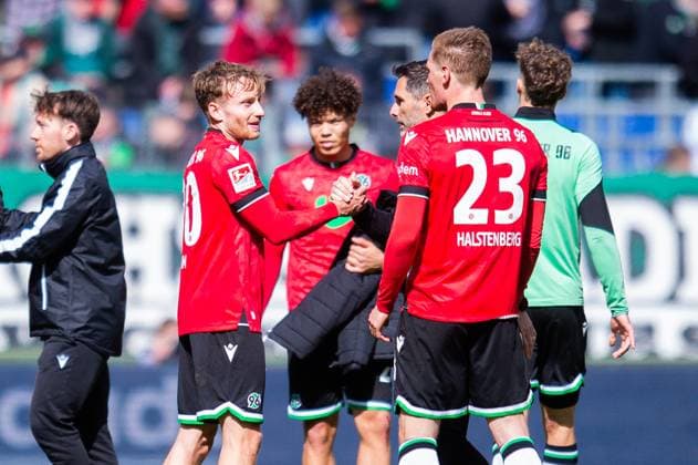 21.04.2024 - Fußball, 2023 2024, 1. Bundesliga, 30. Spieltag, Hannover 96 - FC St. Pauli: (L-R) Jannik Dehm (Hannover), Montell Ndikom (Hannover), Stefan Leitl (Trainer - Hannover), Marcel Halstenberg (Hannover), DFL REGULATIONS PROHIBIT ANY USE OF PHOTOGRAPHS AS IMAGE SEQUENCES AND OR QUASI-VIDEO.