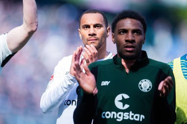 21.04.2024 - Fußball, 2023 2024, 1. Bundesliga, 30. Spieltag, Hannover 96 - FC St. Pauli: (L-R) Etienne Amenyido (Pauli), Oladapo Afolayan (Pauli) DFL REGULATIONS PROHIBIT ANY USE OF PHOTOGRAPHS AS IMAGE SEQUENCES AND OR QUASI-VIDEO.