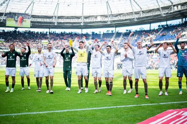 21.04.2024 - Fußball, 2023 2024, 1. Bundesliga, 30. Spieltag, Hannover 96 - FC St. Pauli: Mannschaft (Pauli) nach dem Spiel, (L-R) Eric da Silva Moreira (Pauli), Johannes Eggestein (Pauli), Elias Saad (Pauli), Karol Mets (Pauli), Danel Sinani (Pauli), Andreas Albers (Pauli), Connor Metcalfe (Pauli), Manolis Saliakas (Pauli), Hauke Wahl (Pauli), Jackson Irvine (Pauli), David Nemeth (Pauli), Nikola Vasilj (Pauli) DFL REGULATIONS PROHIBIT ANY USE OF PHOTOGRAPHS AS IMAGE SEQUENCES AND OR QUASI-VIDEO.
