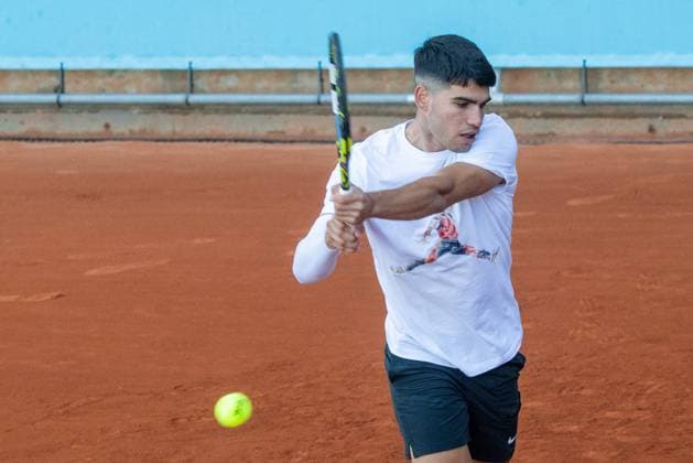Rafa Nadal And Carlos Alcaraz Prepare For The Mutua Open - Madrid Carlos Alcaraz during his training for the Mutua Openon April 22, 2024, in Madrid (Spain). Photo by Jose Oliva Europa Press ABACAPRESS.COM Madrid Spain  Copyright: xEuropaxPress ABACAx