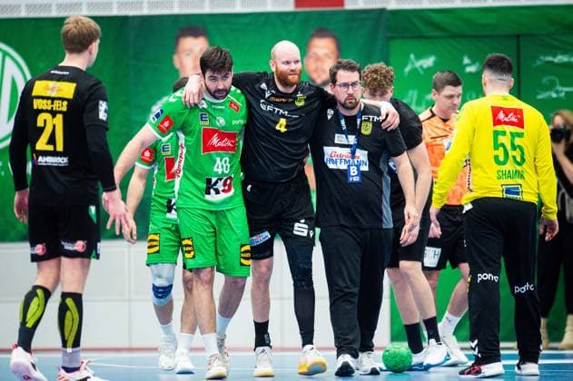 22.04.2024 - Handball, 2023 2024, 2. Bundesliga, 29. Spieltag, GWD Minden - VfL Eintracht Hagen: (L-R) Luka Sebetic (Minden), Alexander Becker (Hagen) verletzt, Verletzung, Stefan Neff (Trainer - Hagen)