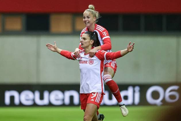 Sport Themen der Woche KW17 Sport Bilder des Tages v.li.: , DIE DFB-RICHTLINIEN UNTERSAGEN JEGLICHE NUTZUNG VON FOTOS ALS SEQUENZBILDER UND ODER VIDEOÄHNLICHE FOTOSTRECKEN. DFB REGULATIONS PROHIBIT ANY USE OF PHOTOGRAPHS AS IMAGE SEQUENCES AND OR QUASI-VIDEO., 22.04.2024, München (Deutschland), Fussball, Google Pixel Frauen-Bundesliga, FC Bayern München - SV Werder Bremen *** v li , THE DFB GUIDELINES PROHIBIT ANY USE OF PHOTOGRAPHS AS IMAGE SEQUENCES AND OR QUASI VIDEO DFB REGULATIONS PROHIBIT ANY USE OF PHOTOGRAPHS AS IMAGE SEQUENCES AND OR QUASI VIDEO , 22 04 2024, Munich Germany , Football, Google Pixel Womens Bundesliga, FC Bayern Munich SV Werder Bremen xobx