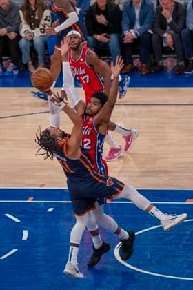 Sport Themen der Woche KW17 Sport Bilder des Tages Jalen Brunson (L) of Knicks in action against Tobias Harris of 76ers in action during a NBA, Basketball Herren, USA playoffs game between New York Knicks and Philadelphia 76ers at Madison Square Garden in New York, USA, 22 April 2024. New York Knicks vs. Philadelphia 76ers !ACHTUNG: NUR REDAKTIONELLE NUTZUNG!  Copyright: xÁngelxColmenaresx AME9679 20240423-55013399349_1