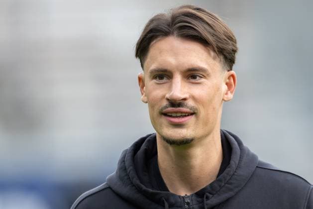 Eintracht Frankfurt - FC Augsburg, 1. FBL Robin Koch (Eintracht Frankfurt, 4). Bundesligaspiel zwischen Eintracht Frankfurt und dem FC Augsburg am 19. April 2024 im Deutsche Bank Park in Frankfurt am Main. Nach Vorgaben der DFL, Deutsche Fußball Liga, ist es untersagt, in dem Stadion und oder vom Spiel angefertigte Fotoaufnahmen in Form von Sequenzbildern und oder videoähnlichen Fotostrecken zu verwerten bzw. verwerten zu lassen., Frankfurt am Main Hessen Deutschland Deutsche Bank Park *** Eintracht Frankfurt FC Augsburg, 1 FBL Robin Koch Eintracht Frankfurt, 4 Bundesliga match between Eintracht Frankfurt and FC Augsburg on April 19, 2024 at Deutsche Bank Park in Frankfurt am Main According to the regulations of the DFL, Deutsche Fußball Liga, it is prohibited to exploit or have exploited photographs taken in the stadium and or of the match in the form of sequential images and or video-like photo series , Frankfurt am Main Hessen Germany Deutsche Bank Park