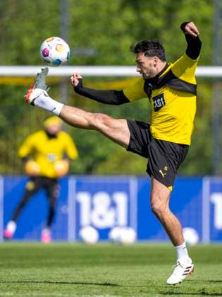 Sport Themen der Woche KW17 Sport Bilder des Tages Fußball: öffentliches Training von Borussia Dortmund am 23.04.24, Saison 2023 2024 auf dem Trainingsgelände in Brackel. Mats Hummels in Aktion. *** Soccer public training of Borussia Dortmund on 23 04 24, season 2023 2024 at the training ground in Brackel Mats Hummels in action Copyright: xDavidxInderliedx