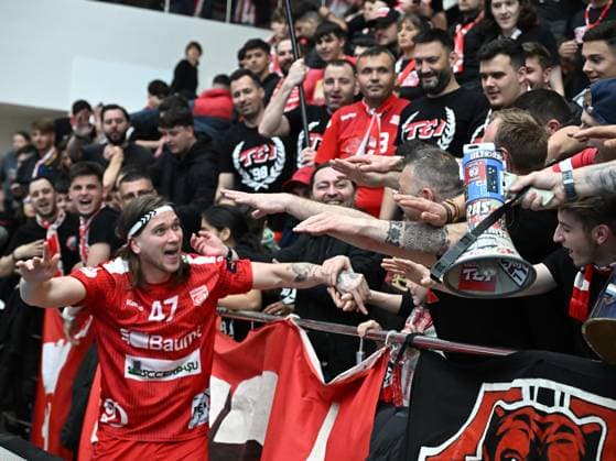 Ante Kuduz sings with the Dinamo Gaelria after the mens handball match between Dinamo Bucharest and Skjern Handbold, within the EHF European League, held in Dinamo Hall in Bucharest, Tuesday, April 23, 2024 Bucharest Copyright: xRazvanxPasarica SPORTxPICTURESx