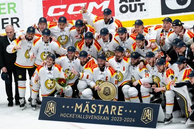 Bilder des Jahres 2024, Sport 04 April Sport Themen der Woche KW17 Sport Bilder des Tages 240423 Brynäs spelare jublar efter final 4 i Hockeyallsvenskan mellan Djurgarden och Brynäs den 23 april 2024 i Stockholm. *** 240423 Brynäs players cheer after the final 4 in Hockeyallsvenskan between Djurgarden and Brynäs on April 23, 2024 in Stockholm, Sweden.  Copyright: EMMAxWALLSKOG BB240423EW089