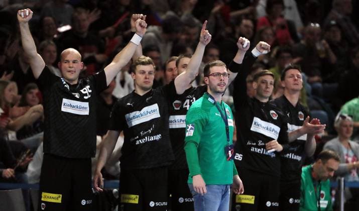 Füchse jubeln nach Torerfolg, Paul Drux, Trainer Jaron Siewert Handball Viertelfinale Euroleague European League Herren Saison 2023 2024 23.04.2024 Füchse Berlin vs. HBC Nantes