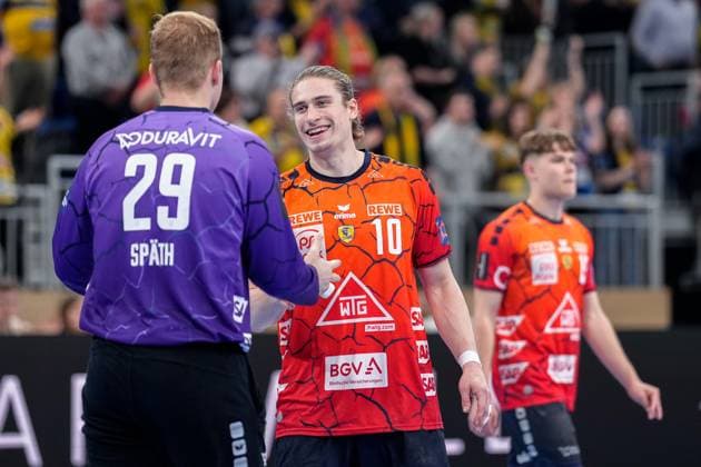 v.li.: David Späth (Torwart, RNL, 29), Juri Knorr (RNL, 10), David More (RNL, 15), Spieler der Rhein-Neckar-Löwen, Freude, freuen, freut sich, freundlich, fröhlich, glücklich, strahlend, optimistisch, Aktion, Action, Spielszene, 23.04.2024, Heidelberg (Deutschland), Handball, EHF European League, Viertelfinale, Rhein-Neckar Löwen - Sporting CP Lissabon