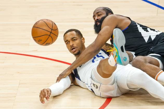 Sport Themen der Woche KW17 Sport Bilder des Tages April 23, 2024, Los Angeles, California, USA: Dallas Mavericks P.J. Washington Jr. 25 and Los Angeles Clippers James Harden 1 vie for the ball during an NBA, Basketball Herren, USA basketball playoffs round one game 2 at Crypto.com Arena on Tuesday, April 23, 2024 in Los Angeles. Los Angeles USA - ZUMAc68_ 20240423_zaf_c68_028 Copyright: xRingoxChiux