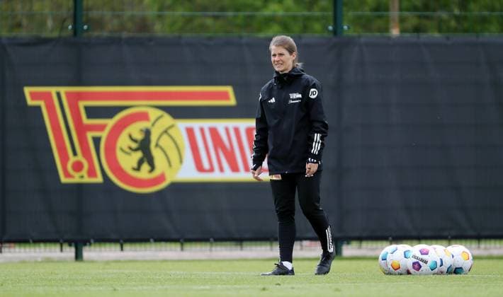 Co Trainer Marie Louise Eta Einzelbild Freisteller Aktion Fußball Fussball Training 1.Bundesliga Herren DFL Saison 2023 2024 24.04.2024 1.FC Union Berlin FCU DFL regulations prohibit any use of photographs as image sequences and or quasi-video. *** Co Trainer Marie Louise Eta single image cropping action sport soccer soccer training 1 Bundesliga men DFL season 2023 2024 24 04 2024 1 FC Union Berlin FCU DFL regulations prohibit any use of photographs as image sequences and or quasi video