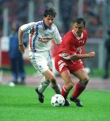 DFB Pokalfinale 1996 Karlsruher SC - 1. FC Kaiserslautern 0:1 am 26.05.1996 in Berlin rechts Frank Greiner (FCK) Aktion vor Michael Tarnat (KSC) *** DFB Cup Final 1996 Karlsruher SC 1 FC Kaiserslautern 0 1 on 26 05 1996 in Berlin right Frank Greiner FCK action in front of Michael Tarnat KSC HM