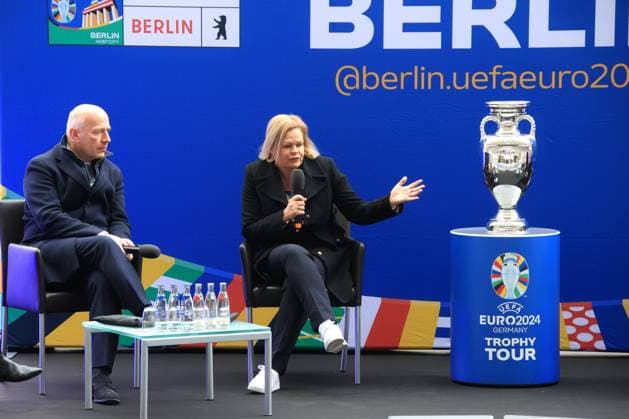 DEU, EM, EM-Pokal-Vorstellung, 24.04.2024, Berliner Olympiastadion, Berlin, DEU, EM, EM-Pokal-Vorstellung, im Bild Nancy Faeser Bundesministerin des Innern und für Heimat Kai Wegner Regierender Bürgermeister von Berlin Iris Spranger Senatorin für Inneres und Philipp Lahm Turnierdirektor EURO 2024 Kevin-Prince Boateng Botschafter der Host City Berlin Foto: Juergen Engler nordphoto GmbH