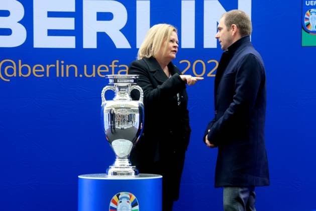 DEU, EM, EM-Pokal-Vorstellung, 24.04.2024, Berliner Olympiastadion, Berlin, DEU, EM, EM-Pokal-Vorstellung, im Bild Nancy Faeser Bundesministerin des Innern und für Heimat Kai Wegner Regierender Bürgermeister von Berlin Iris Spranger Senatorin für Inneres und Philipp Lahm Turnierdirektor EURO 2024 Kevin-Prince Boateng Botschafter der Host City Berlin Foto: Juergen Engler nordphoto GmbH