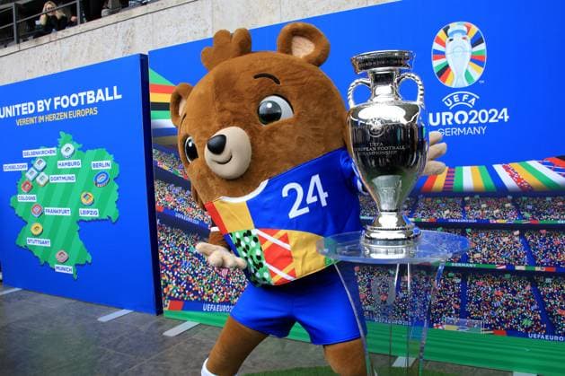 DEU, EM, EM-Pokal-Vorstellung, 24.04.2024, Berliner Olympiastadion, Berlin, DEU, EM, EM-Pokal-Vorstellung, im Bild EM-Maskottchen mit Dem EM-Pokal Nancy Faeser Bundesministerin des Innern und für Heimat Kai Wegner Regierender Bürgermeister von Berlin Iris Spranger Senatorin für Inneres und Philipp Lahm Turnierdirektor EURO 2024 Kevin-Prince Boateng Botschafter der Host City Berlin Foto: Juergen Engler nordphoto GmbH