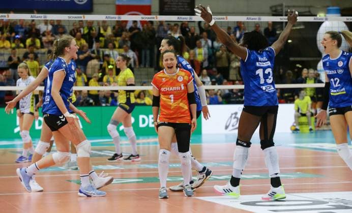 Stuttgart , Volleyball Bundesliga Frauen PlayOff Finale Spiel 4, Allianz MTV Stuttgart vs. SSC Palmberg Schwerin , Jubel Stuttgart , mitte: Roosa Koskelo