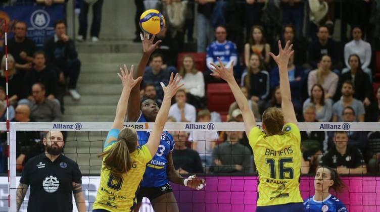 Stuttgart , Volleyball Bundesliga Frauen PlayOff Finale Spiel 4, Allianz MTV Stuttgart vs. SSC Palmberg Schwerin , hinten: Krystal Rivers ( Stgt )