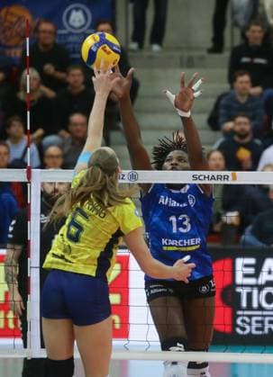 Stuttgart , Volleyball Bundesliga Frauen PlayOff Finale Spiel 4, Allianz MTV Stuttgart vs. SSC Palmberg Schwerin , von links: Nova Marring ( Schwerin ) Krystal Rivers ( Stgt )