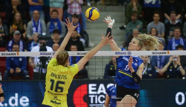 Stuttgart , Volleyball Bundesliga Frauen PlayOff Finale Spiel 4, Allianz MTV Stuttgart vs. SSC Palmberg Schwerin , von links: Indy Baijens ( Schwerin ) Monique Strubbe ( Stgt )