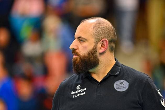 DVL PO Allianz MTV Stuttgart - SSC Palmberg Schwerin, 24.04.2024 DVL, Playoff Finale, Spiel 4, Volleyball, Damen, Saison 2023 24, Allianz MTV Stuttgart (in Blau), gegen SSC Palmberg Schwerin (in Gelb), Konstantin Bitter, Trainer Stuttgart Copyright: xBEAUTIFULxSPORTS TomxBlochx