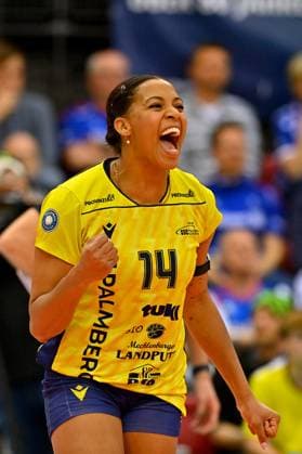 DVL PO Allianz MTV Stuttgart - SSC Palmberg Schwerin, 24.04.2024 DVL, Playoff Finale, Spiel 4, Volleyball, Damen, Saison 2023 24, Allianz MTV Stuttgart (in Blau), gegen SSC Palmberg Schwerin (in Gelb), Jazmine White 14 Copyright: xBEAUTIFULxSPORTS TomxBlochx