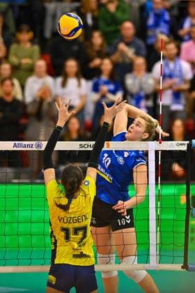 DVL PO Allianz MTV Stuttgart - SSC Palmberg Schwerin, 24.04.2024 DVL, Playoff Finale, Spiel 4, Volleyball, Damen, Saison 2023 24, Allianz MTV Stuttgart (in Blau), gegen SSC Palmberg Schwerin (in Gelb), Jolien Knollema im Angriff gegen 17 Tutku Burcu Yüzgenc Copyright: xBEAUTIFULxSPORTS TomxBlochx